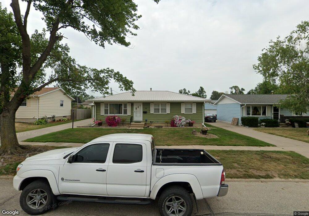 22 27th Avenue Dr SW, Cedar Rapids, IA 52404 - photo 1