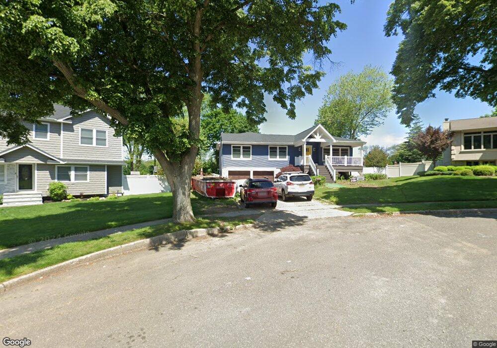 5 Val Ct, ComMacK, NY 11725 - photo 1