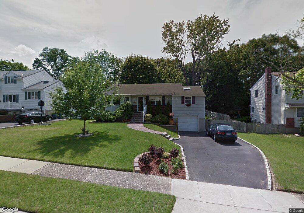 14 Balsam Ln, ComMacK, NY 11725 - photo 1