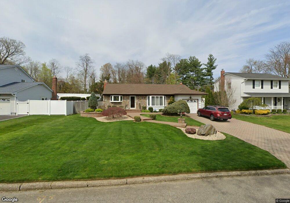 20 Roxbury Dr, ComMacK, NY 11725 - photo 1