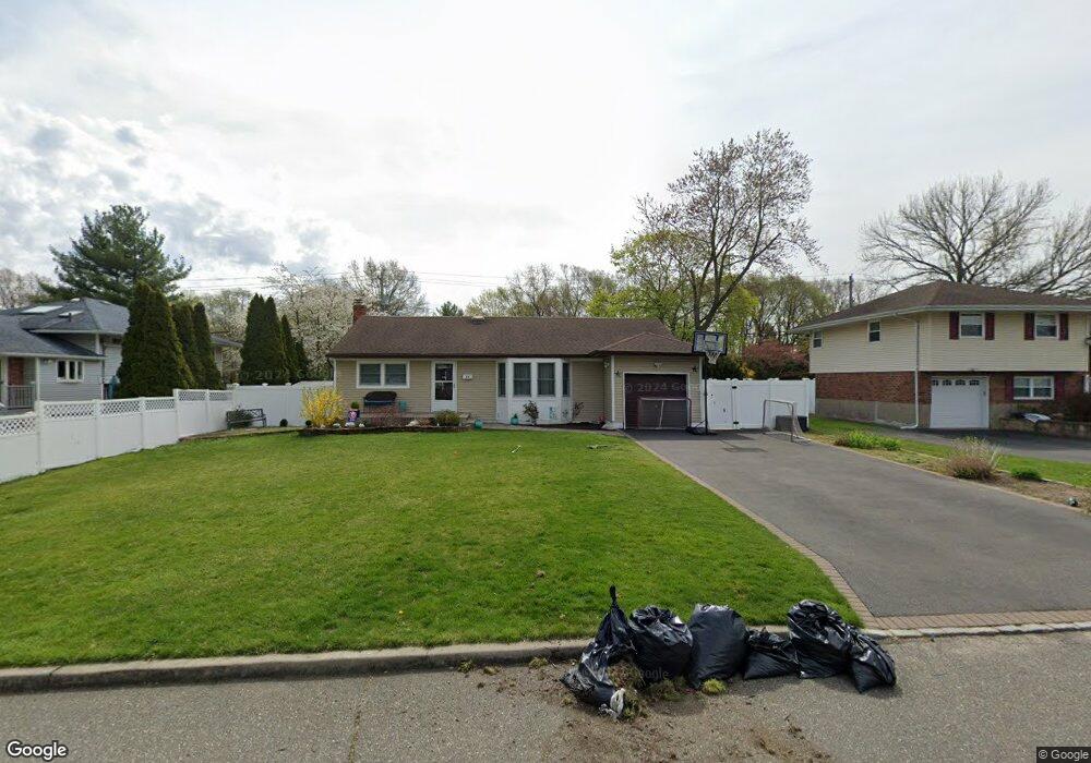 39 Ramsey Rd, ComMacK, NY 11725 - photo 1