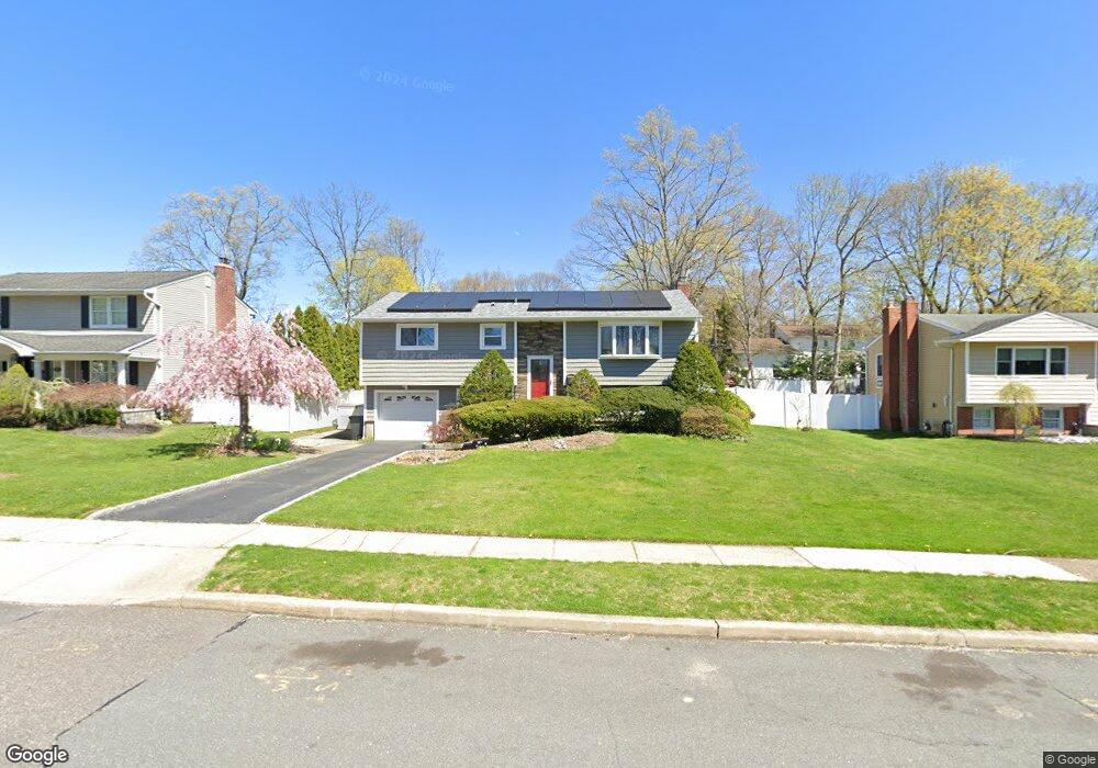 27 Wenmore Rd, ComMacK, NY 11725 - photo 1