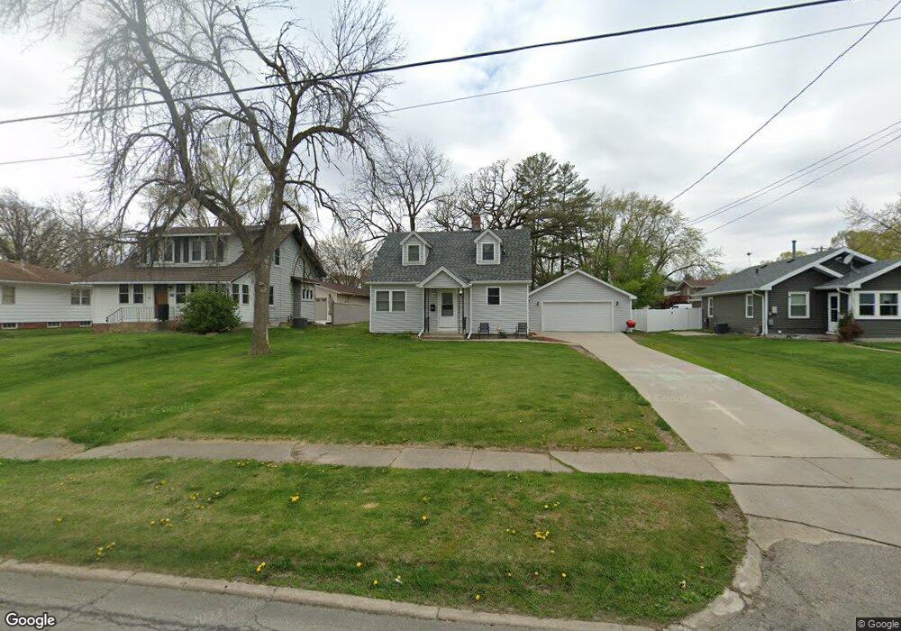 811 W 3rd St S, Newton, IA 50208 - photo 1
