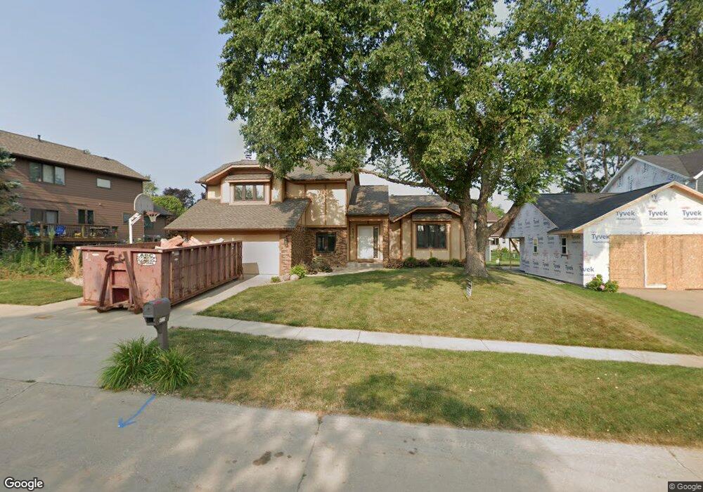 4015 Wedgewood Dr NE, Cedar Rapids, IA 52402 - photo 1