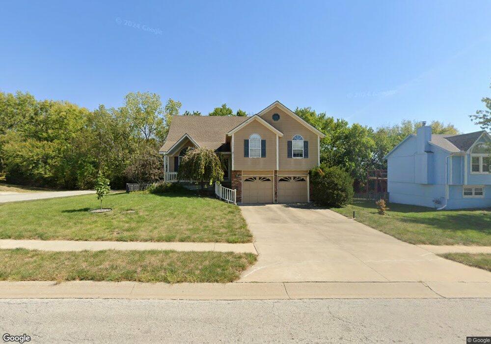633 N Crest Dr, Raymore, MO 64083 - photo 1