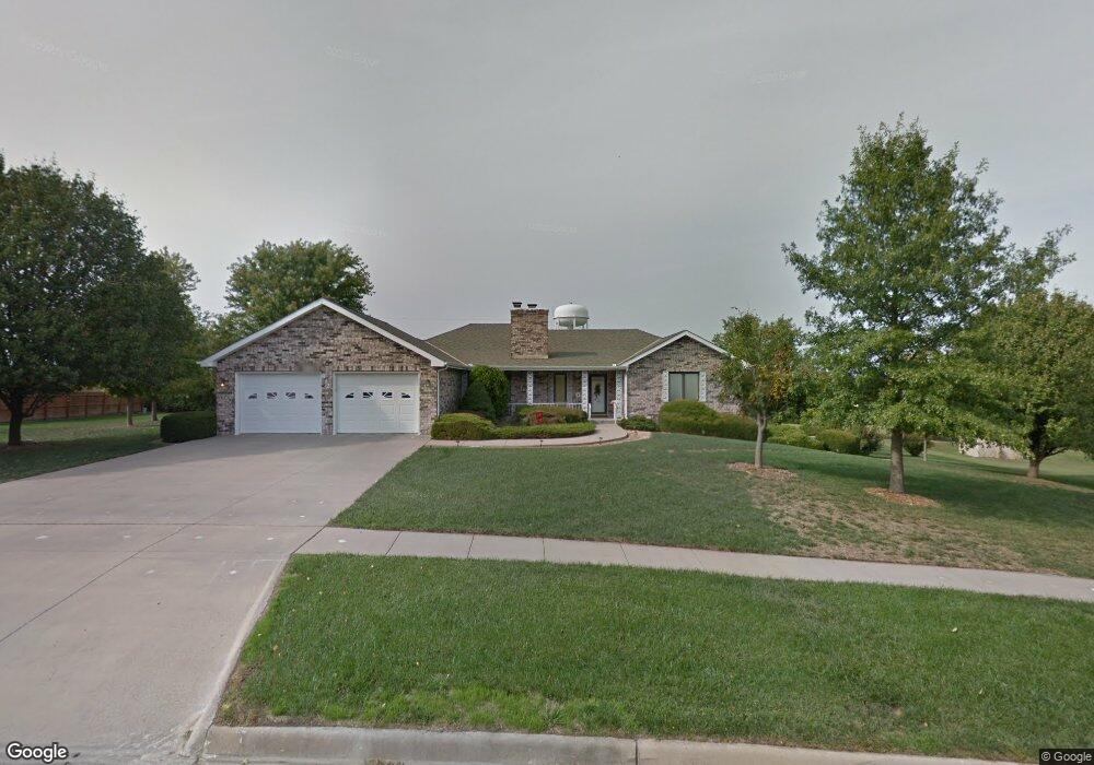 812 SE Oakridge Ln, Topeka, KS 66609 - photo 1