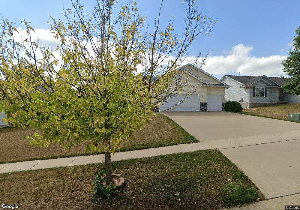 3402 Prairie Creek Rd SW, Cedar Rapids, IA 52404 - photo 1