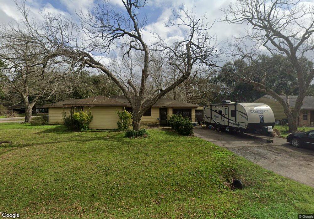 213 Mclemore Dr, Alvin, TX 77511 - photo 1