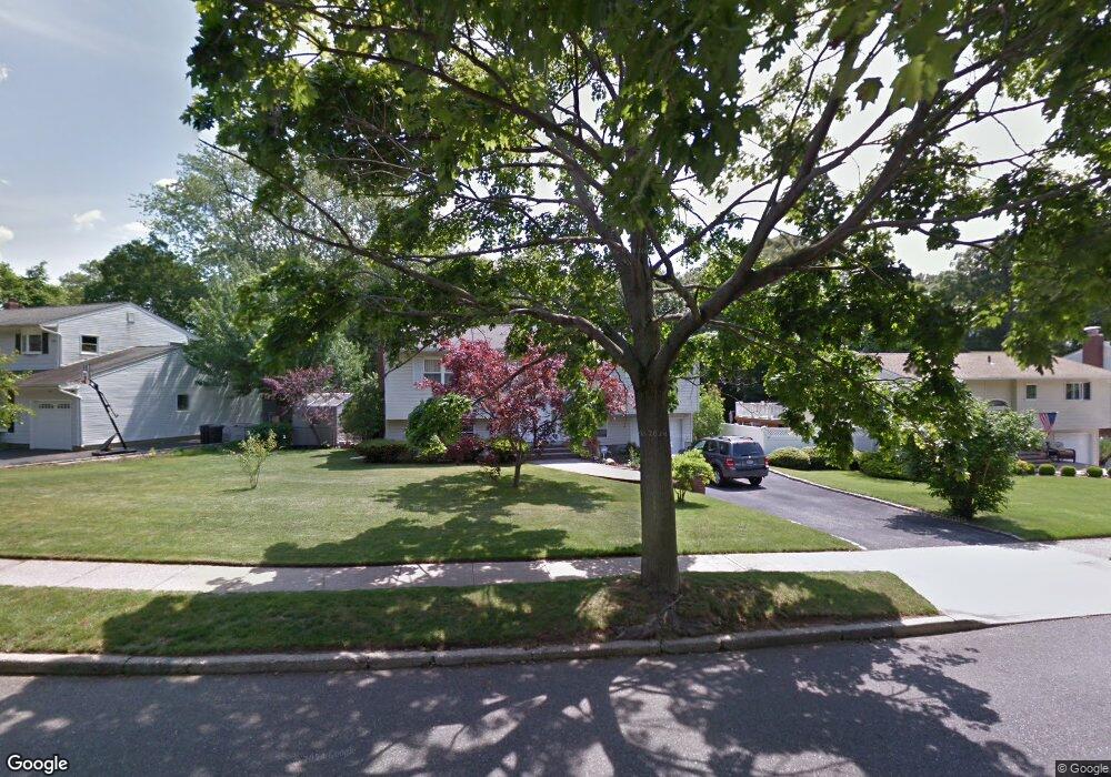 22 Wenmore Rd, ComMacK, NY 11725 - photo 1