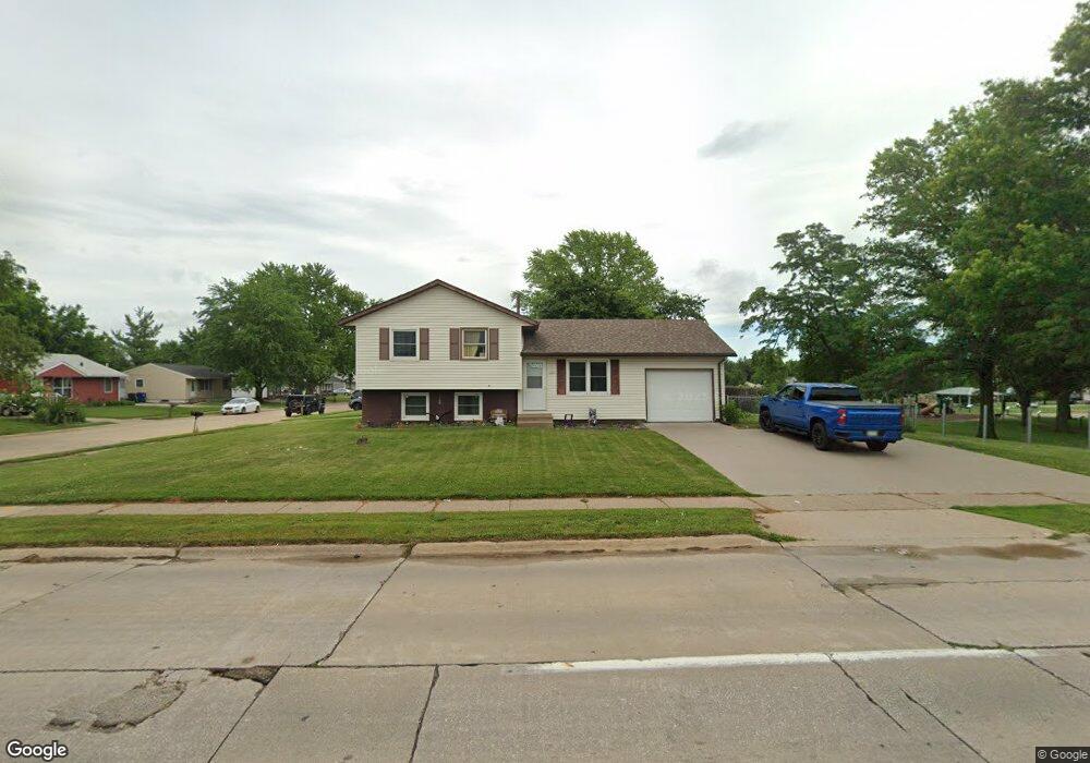 5335 N Pine St, Davenport, IA 52806 - photo 1