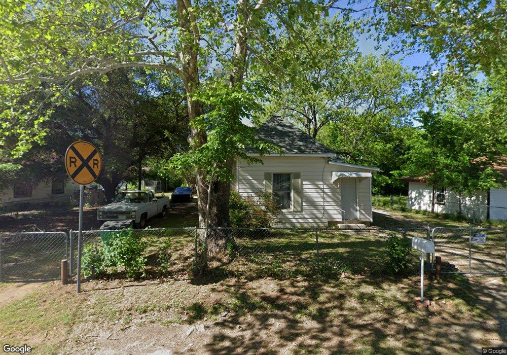 613 Mccubbin St, Gainesville, TX 76240 - photo 1