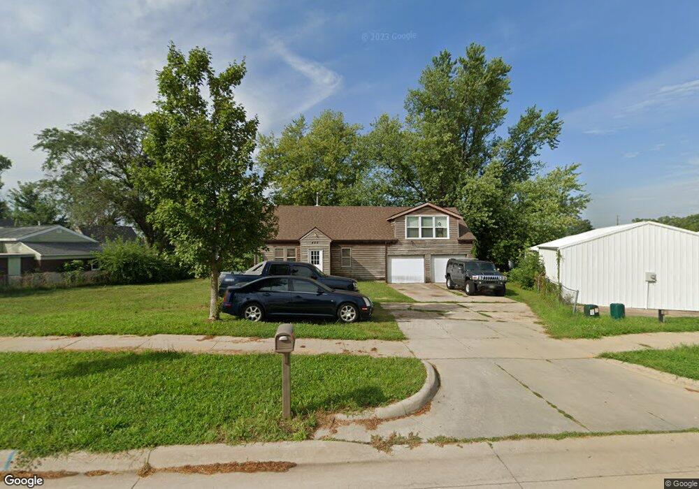 402 N Center Point Rd, Hiawatha, IA 52233 - photo 1