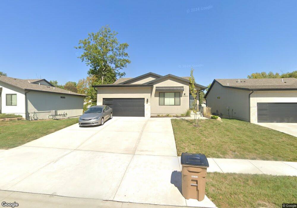 112 E Maplewood Ln, Raymore, MO 64083 - photo 1