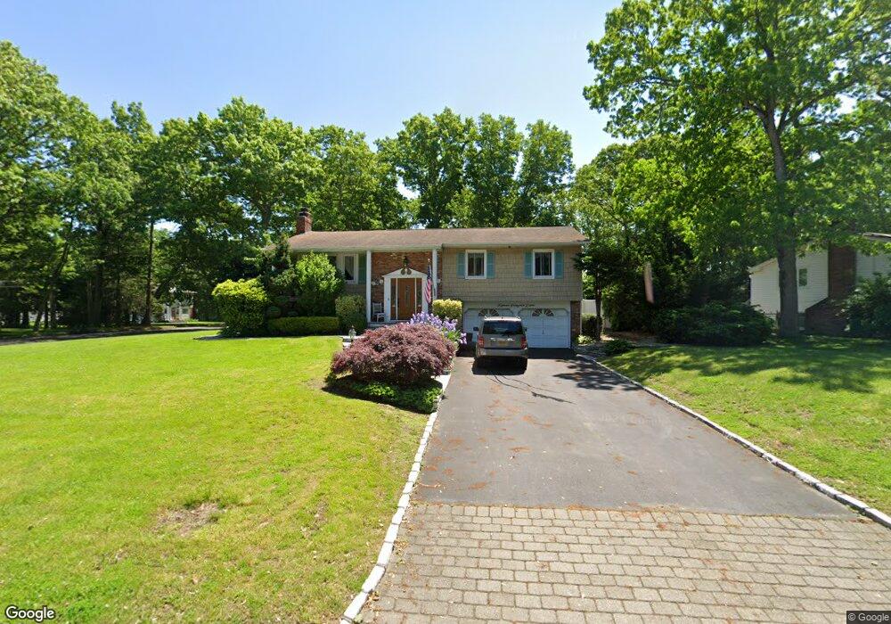 15 Penguin Ln, ComMacK, NY 11725 - photo 1
