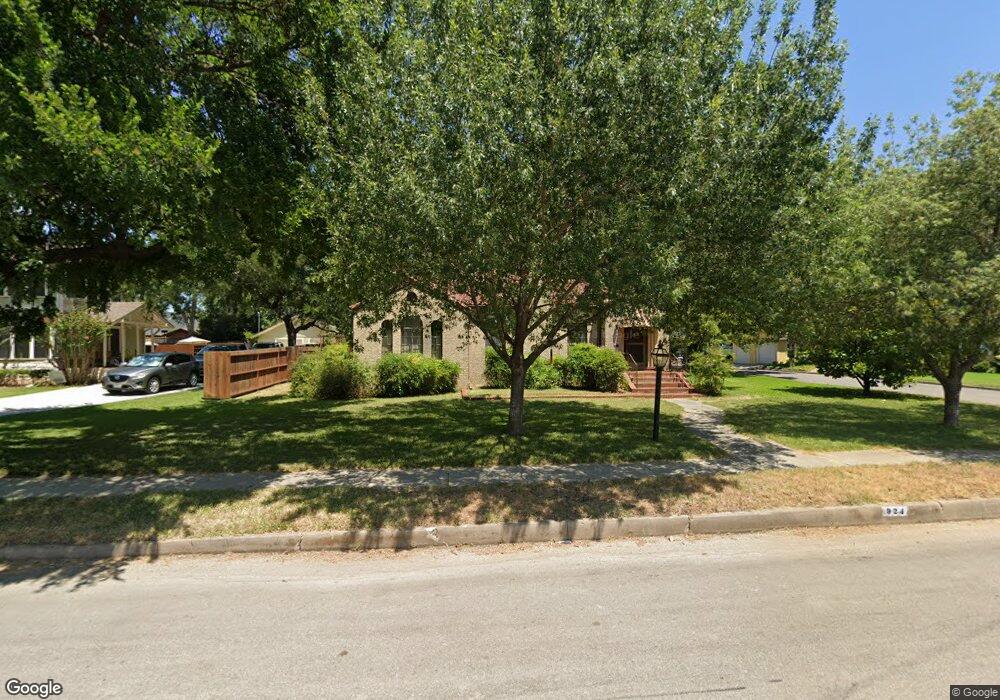 924 S Denton St, Gainesville, TX 76240 - photo 1