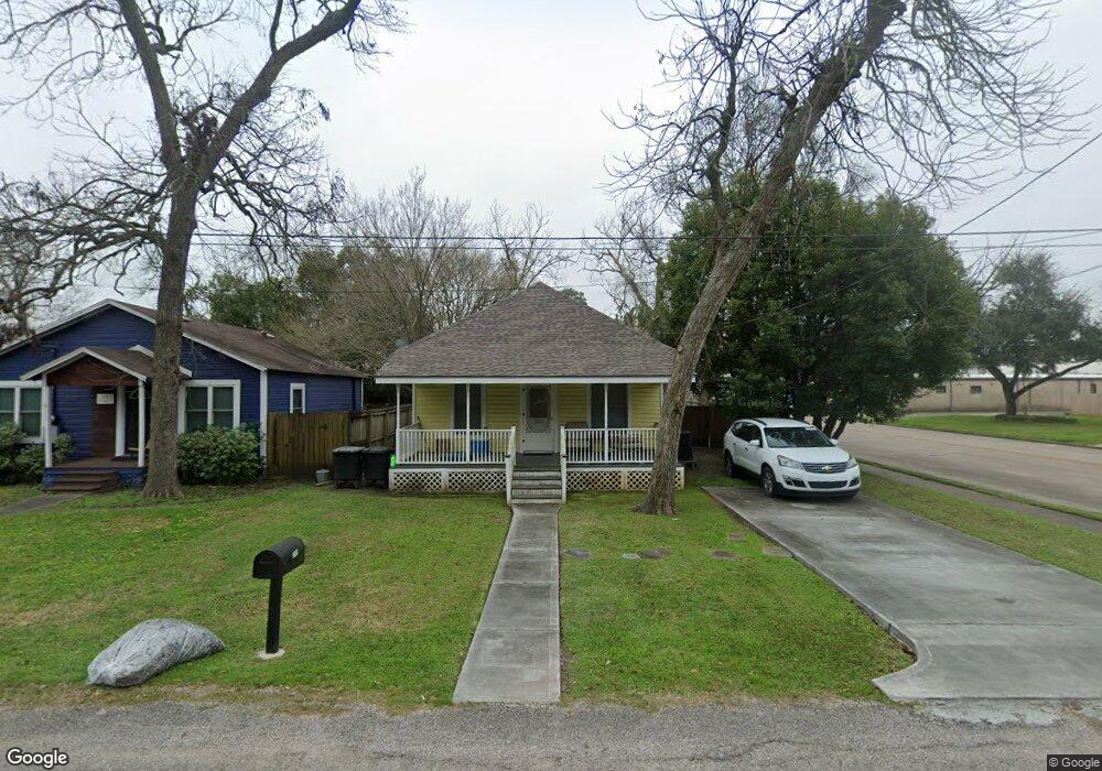 219 W Cleveland St, Alvin, TX 77511 - photo 1