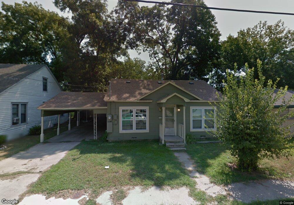 902 N Clements St, Gainesville, TX 76240 - photo 1