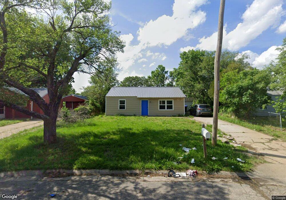 420 SE Pinecrest Dr, Topeka, KS 66605 - photo 1