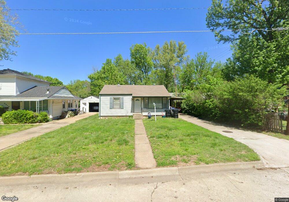 2810 SW 11th St, Topeka, KS 66604 - photo 1