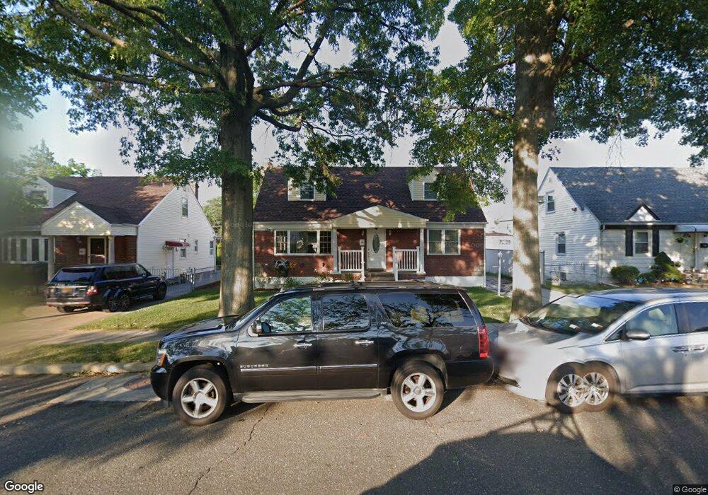 7927 267th St, Glen Oaks, NY 11004 - photo 1