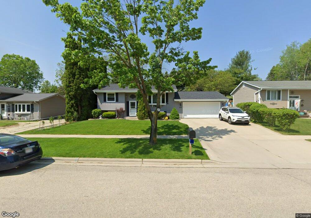 912 Villa Park Dr, West Bend, WI 53090 - photo 1