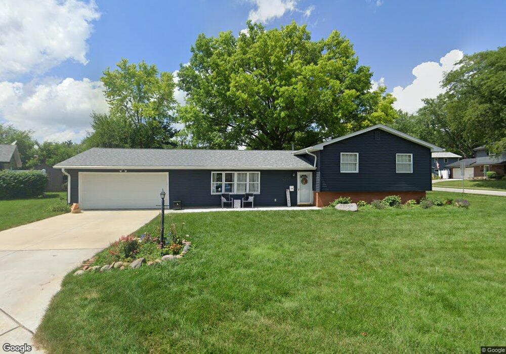 1520 Hillcrest Ct, Bettendorf, IA 52722 - photo 1