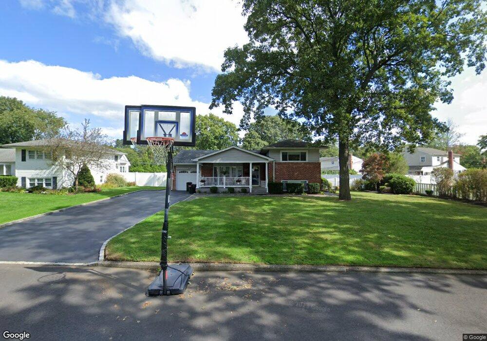 23 Niagara Ln, ComMacK, NY 11725 - photo 1