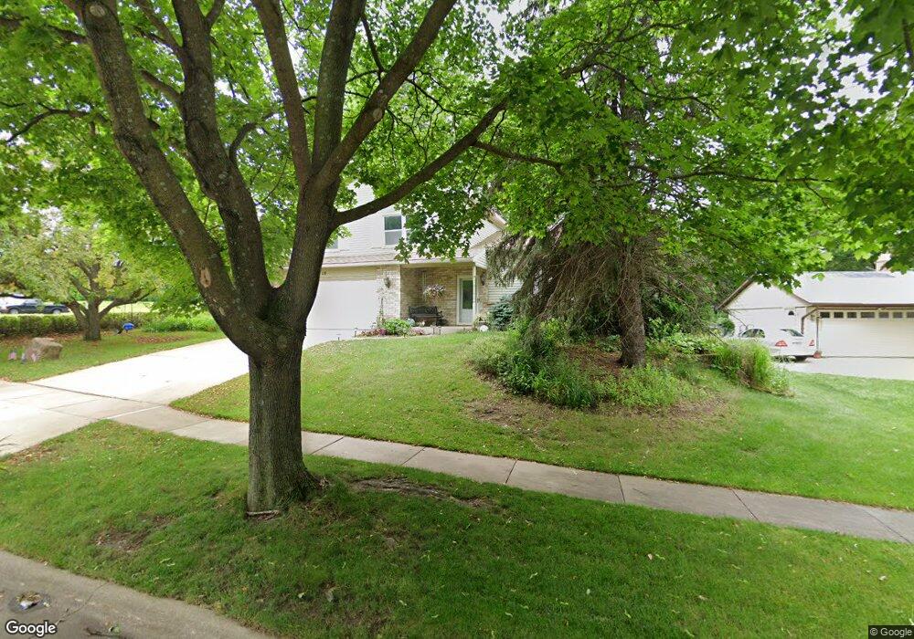 10 Roxbury Dr NW, Cedar Rapids, IA 52405 - photo 1