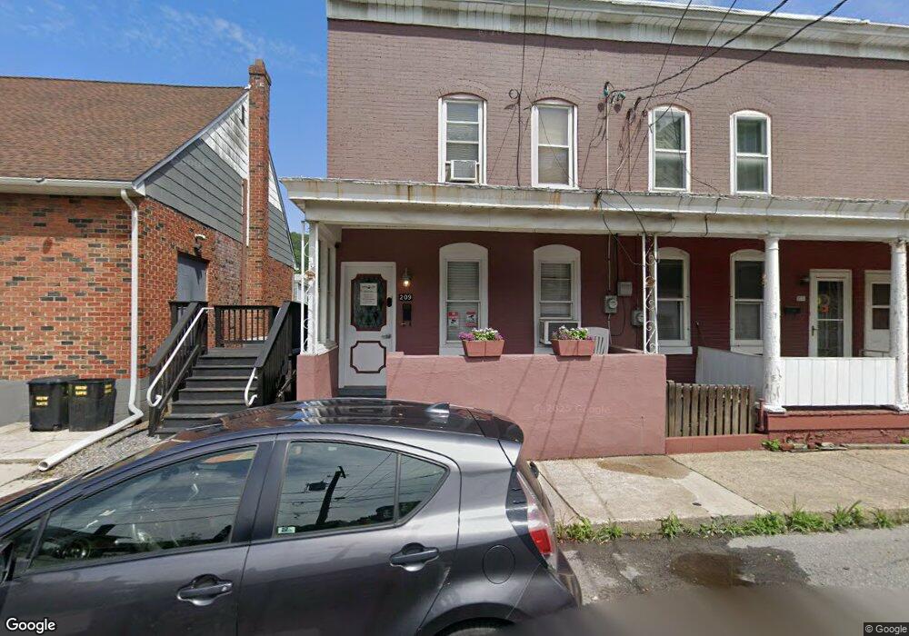 209 E Elm St, Tamaqua, PA 18252 - photo 1