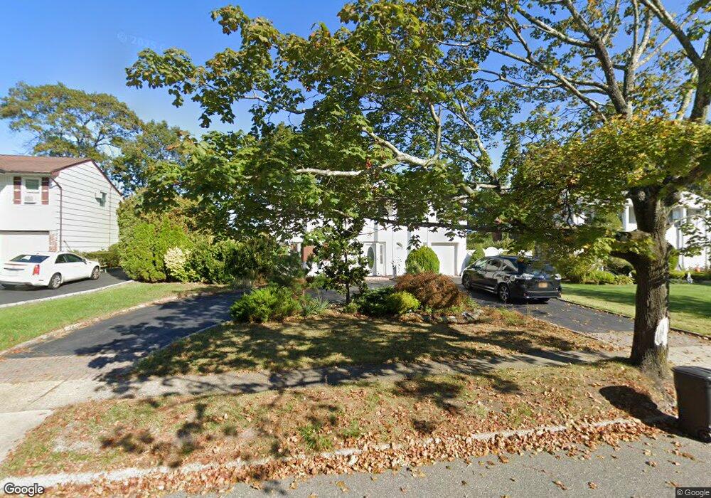 27 Wesleyan Rd, ComMacK, NY 11725 - photo 1