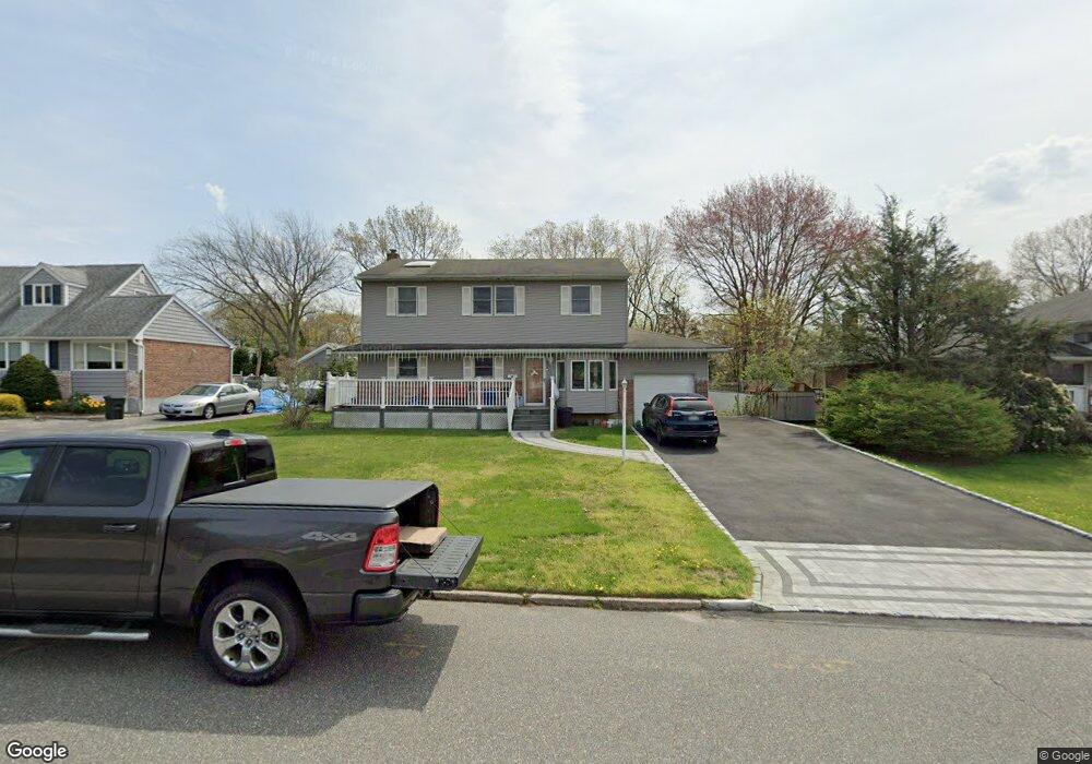 25 Ruth Blvd, ComMacK, NY 11725 - photo 1