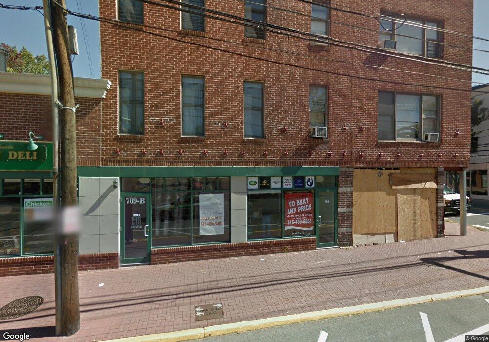 707 Middle Neck Rd, Great Neck, NY 11024 - photo 1