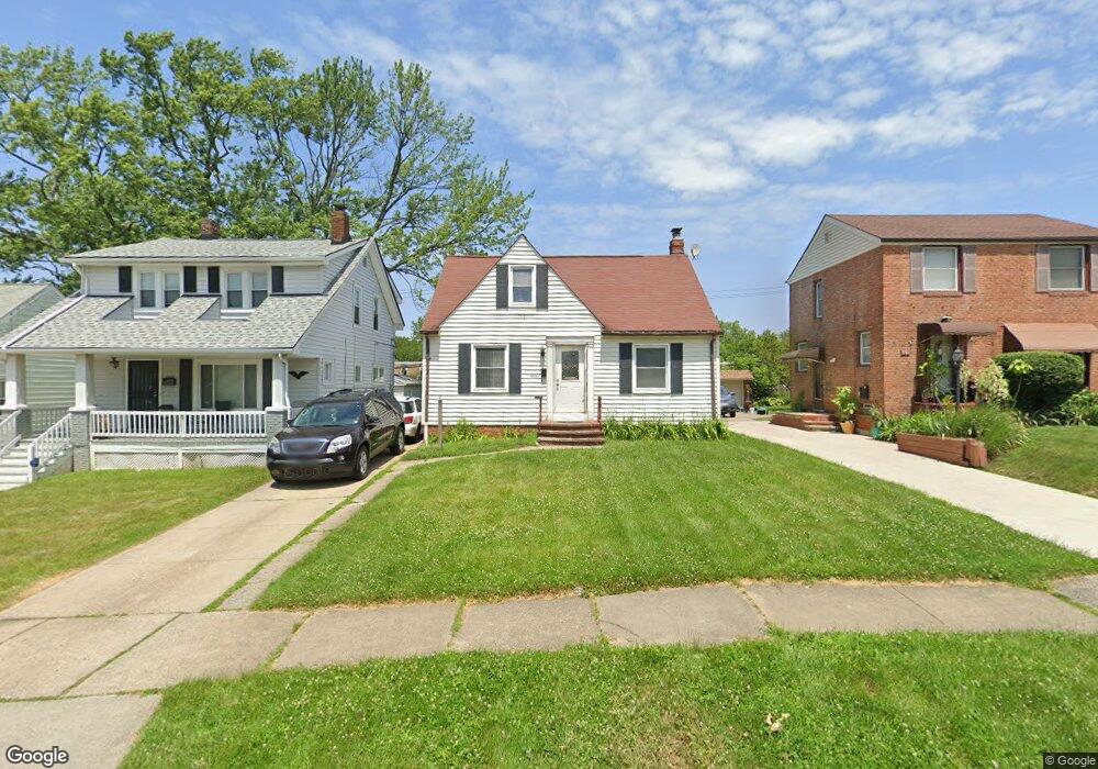 19907 Gardenview Dr, Maple Heights, OH 44137 - photo 1