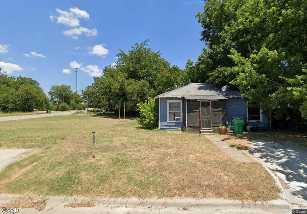 915 Martin Luther King jr Ave, Gainesville, TX 76240 - photo 1