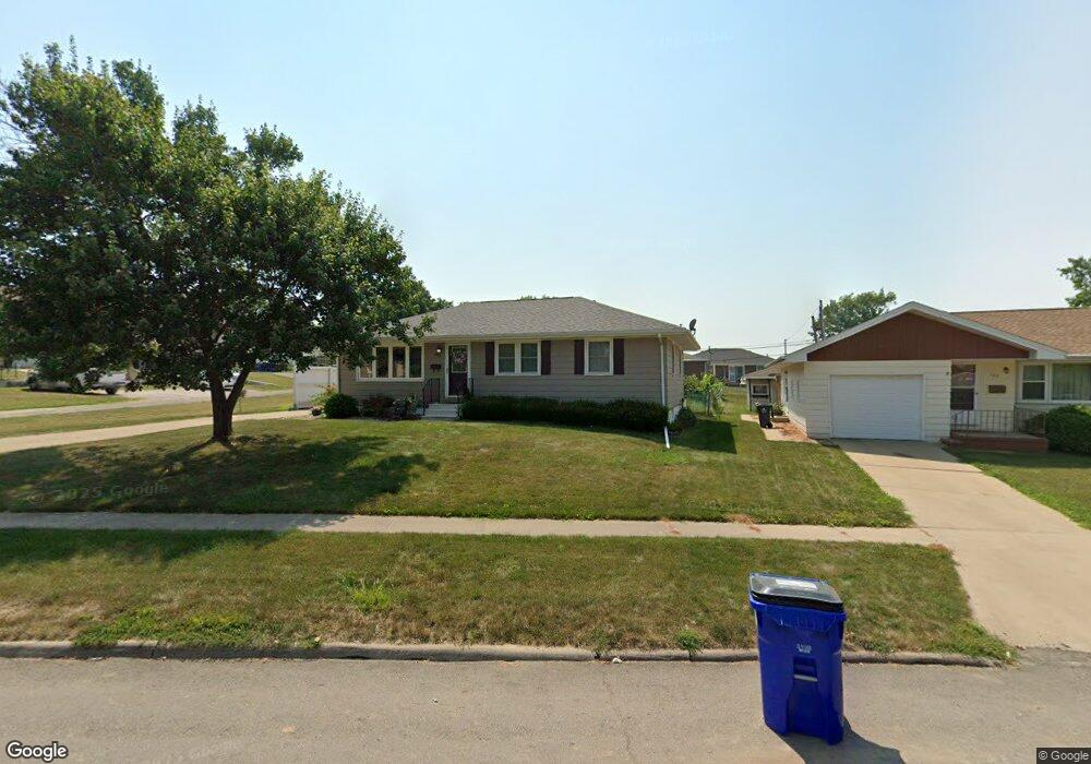 320 28th St NW, Cedar Rapids, IA 52405 - photo 1