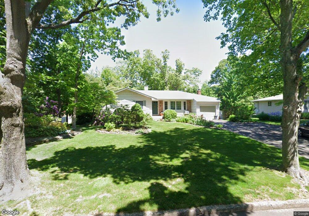 24 Peacock Ln, ComMacK, NY 11725 - photo 1