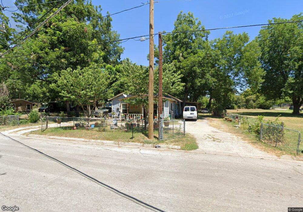 1010 N Taylor St, Gainesville, TX 76240 - photo 1