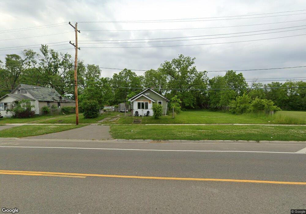 746 E Carpenter Rd, Flint, MI 48505 - photo 1