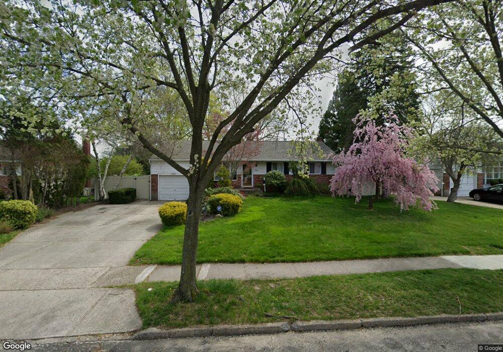 20 Hayrick Ln, ComMacK, NY 11725 - photo 1