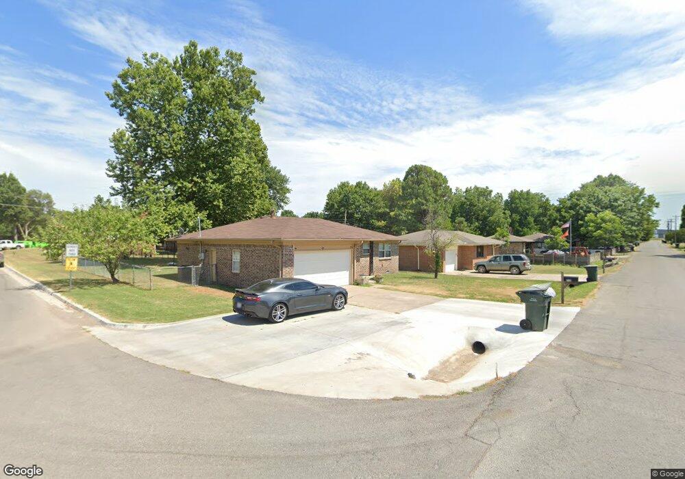 700 W Maple, Skiatook, OK 74070 - photo 1