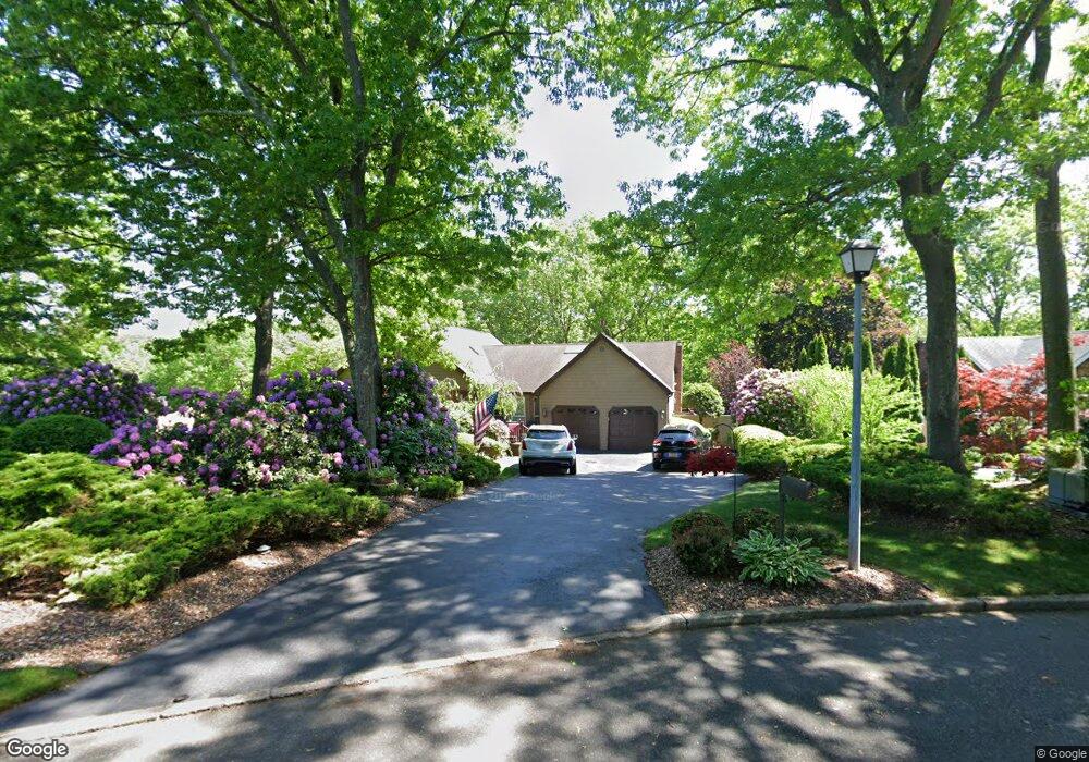 28 White Spruce Cir, ComMacK, NY 11725 - photo 1