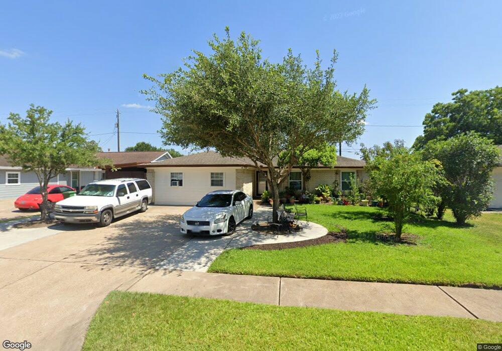 1030 Twin Falls Rd, Houston, TX 77088 - photo 1