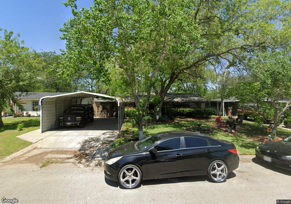 1013 E Hutchinson St, Beeville, TX 78102 - photo 1