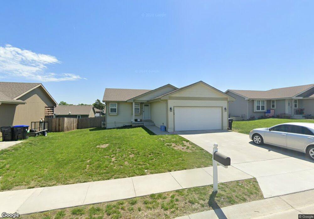 4304 SE Oakleaf Dr, Topeka, KS 66609 - photo 1