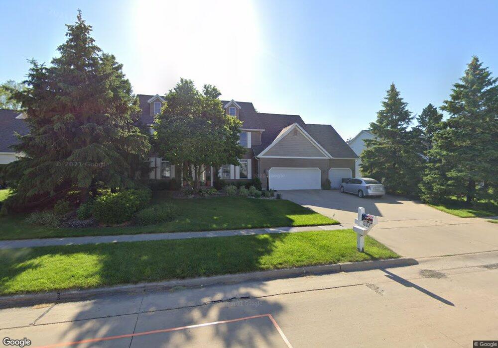 1007 Carriage Ln, Cedar Falls, IA 50613 - photo 1