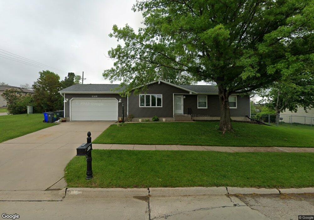 2325 31st St SW, Cedar Rapids, IA 52404 - photo 1