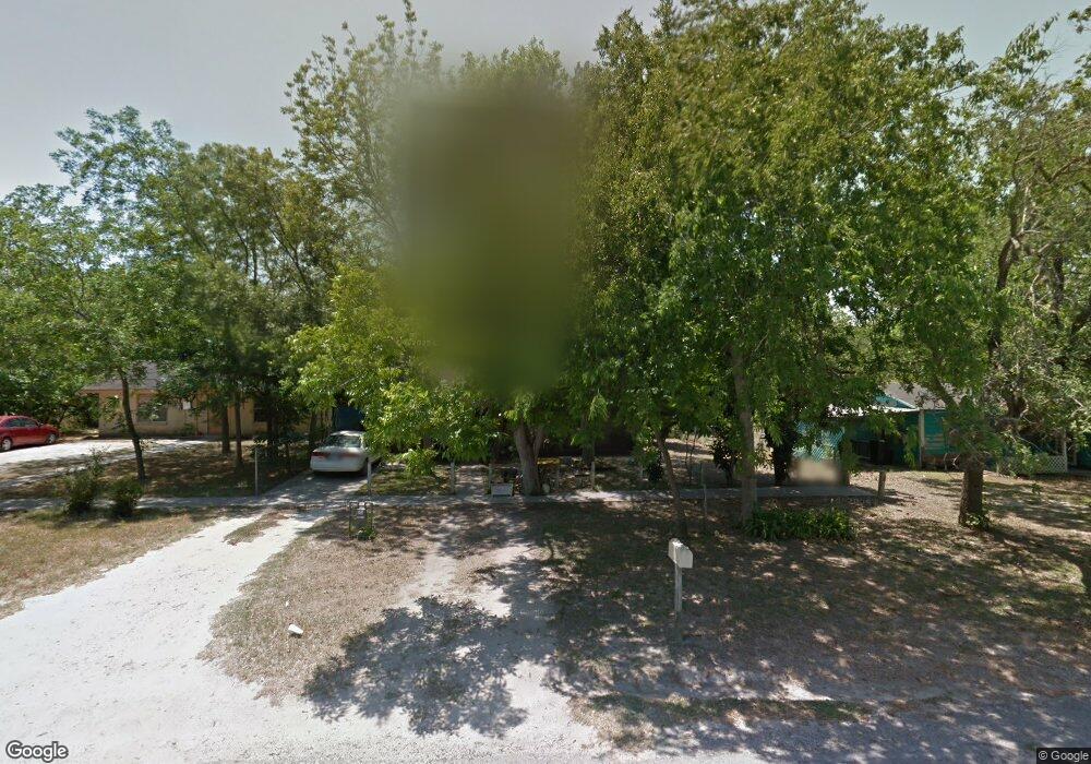 1109 W Hutchinson St, Beeville, TX 78102 - photo 1