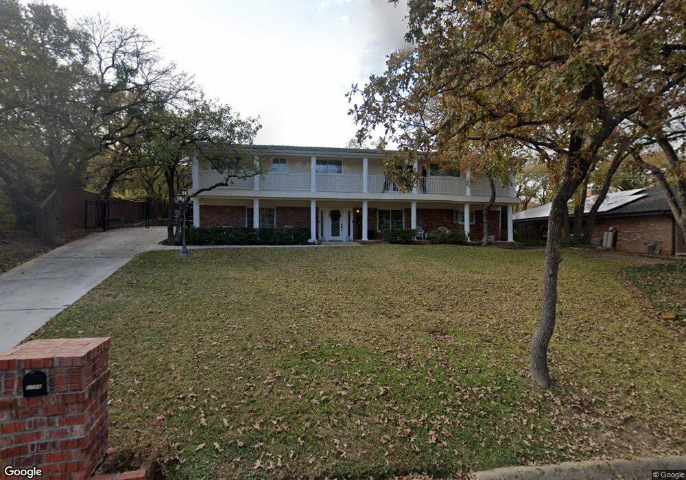 1108 Driftwood Dr, Euless, TX 76040 - photo 1