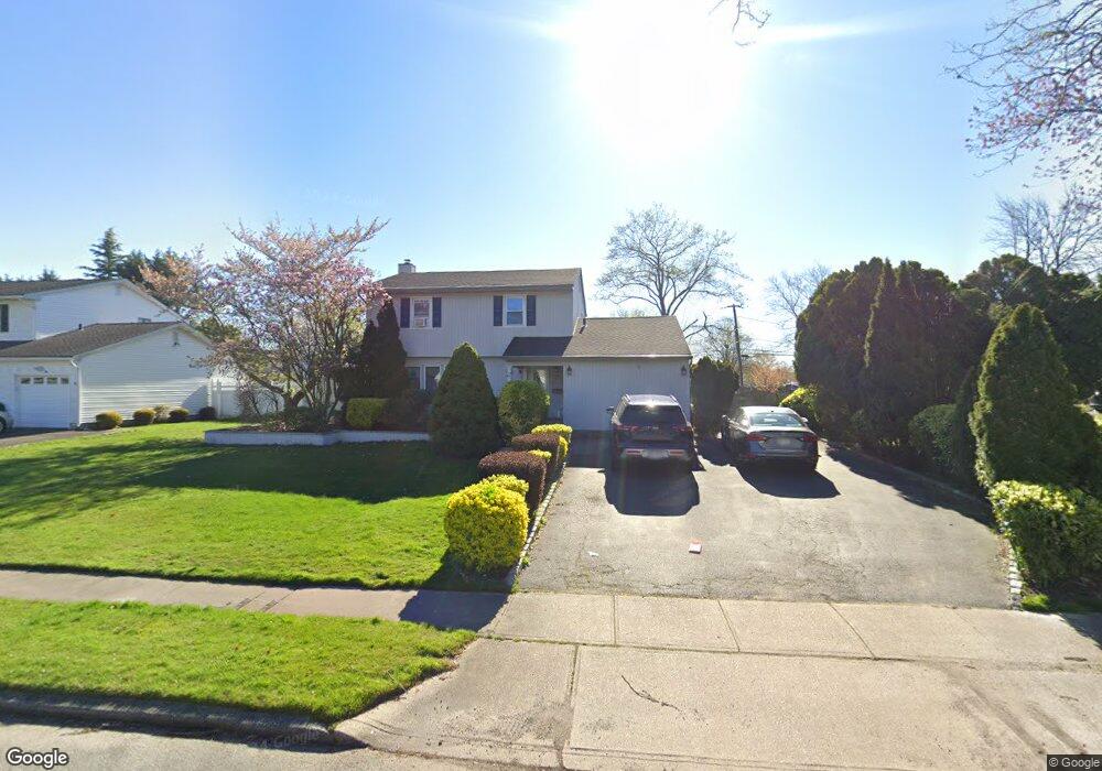 35 Pawnee Dr, ComMacK, NY 11725 - photo 1