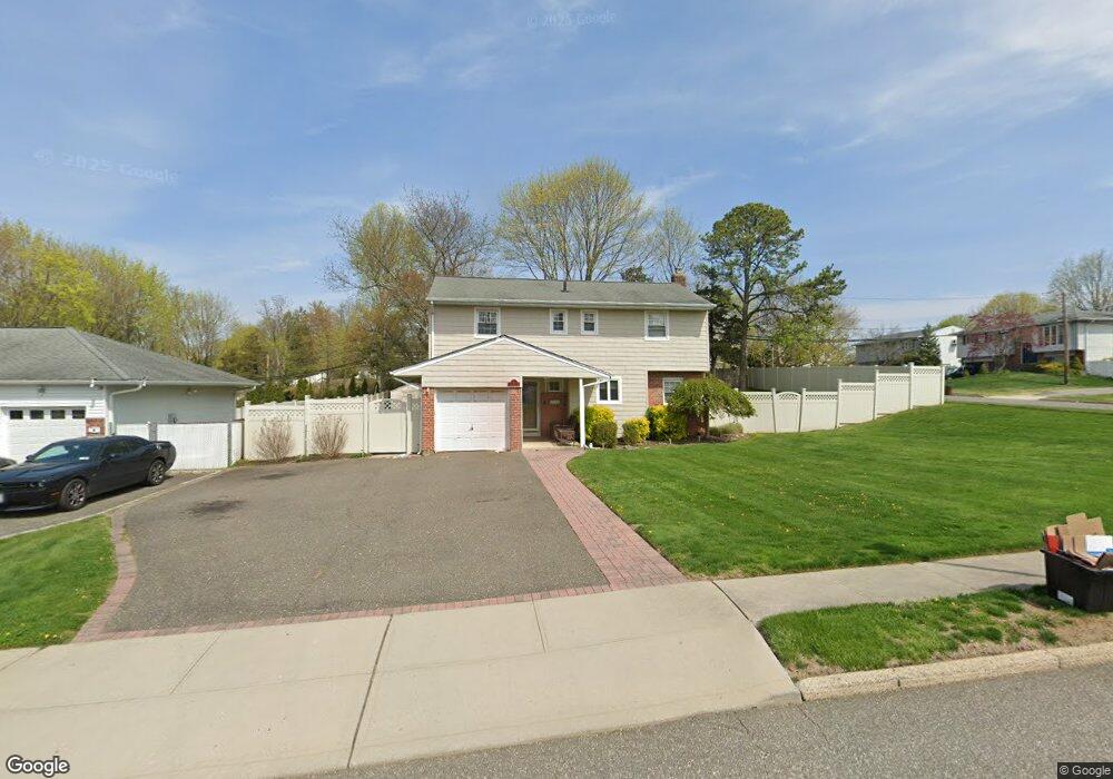 11 Havemeyer Ln, ComMacK, NY 11725 - photo 1